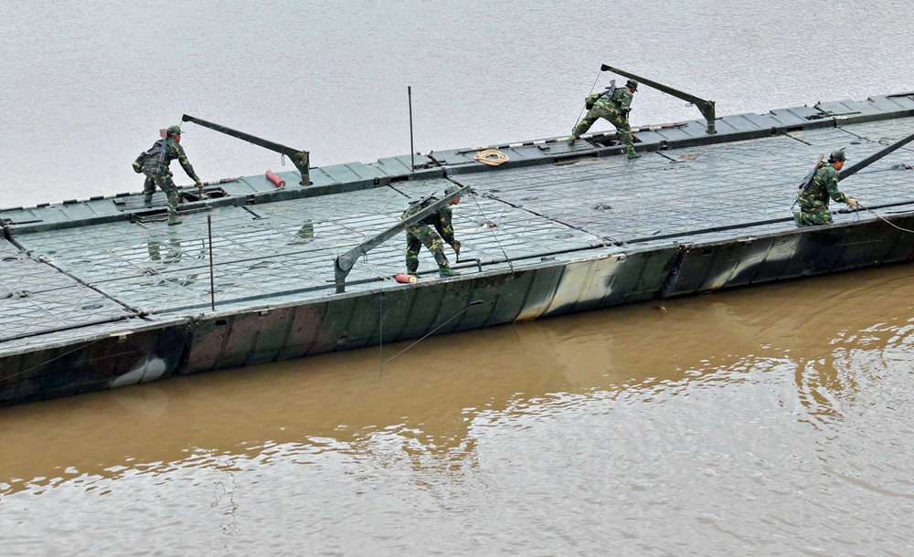 Cán bộ, chiến sĩ nhanh chóng ghép nối từng đốt cầu lại với nhau.